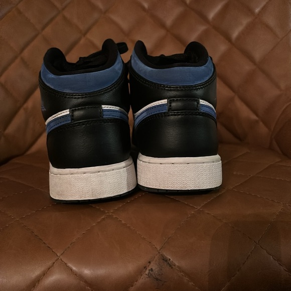 Jordan 1s size 5y, smoke free home. Great condition 9-10!! - Picture 4 of 5
